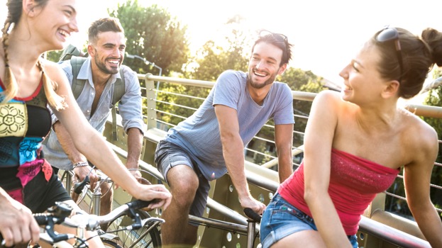 plusieurs personnes font du vélo
